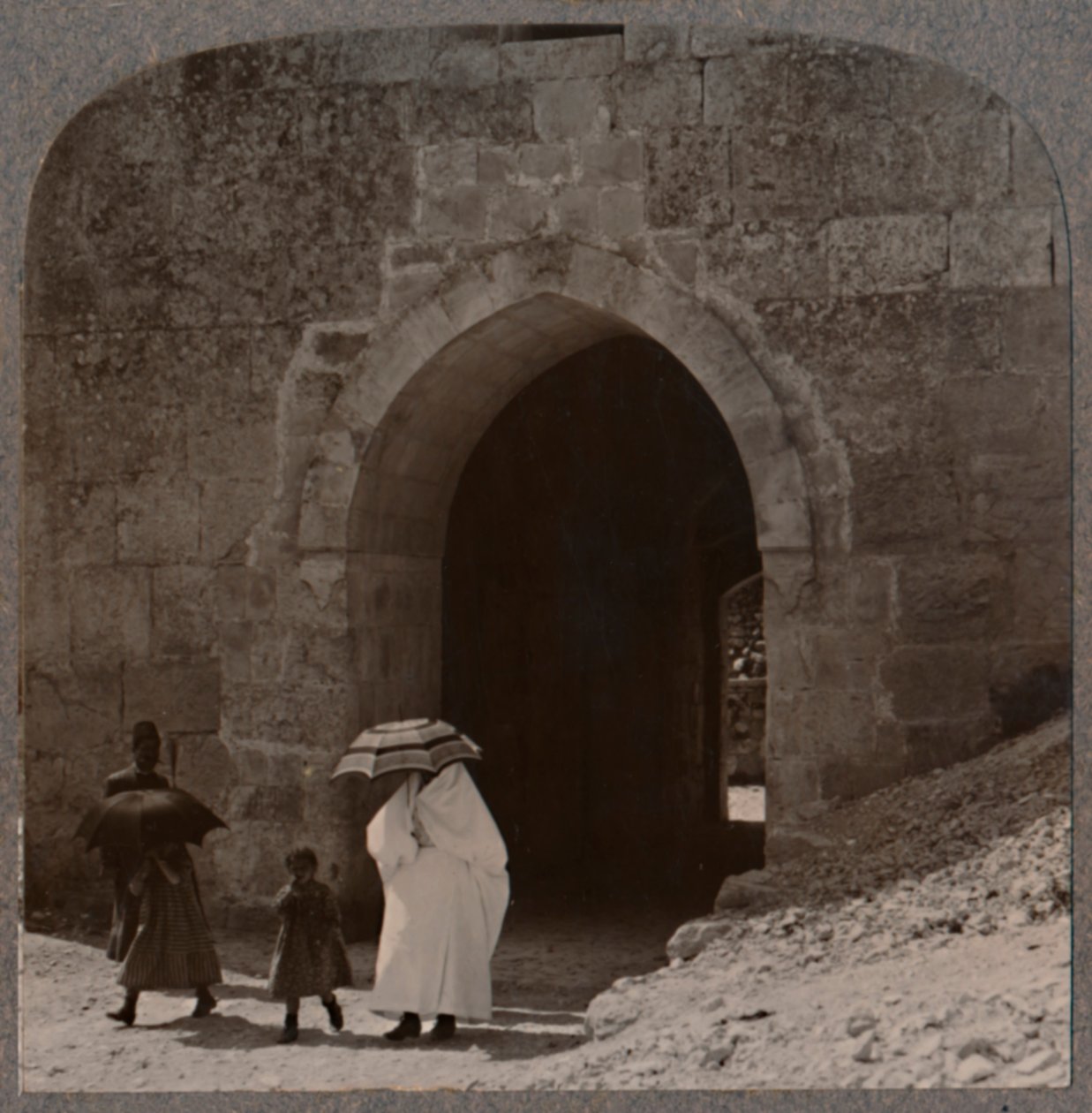 Donne musulmane che entrano a Gerusalemme dalla Porta di Erode, c1900 da Unbekannt
