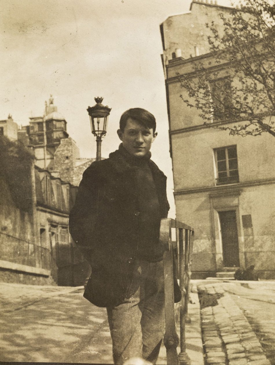Pablo Picasso a Place Ravignan, Montmartre, 1904 da Unbekannt