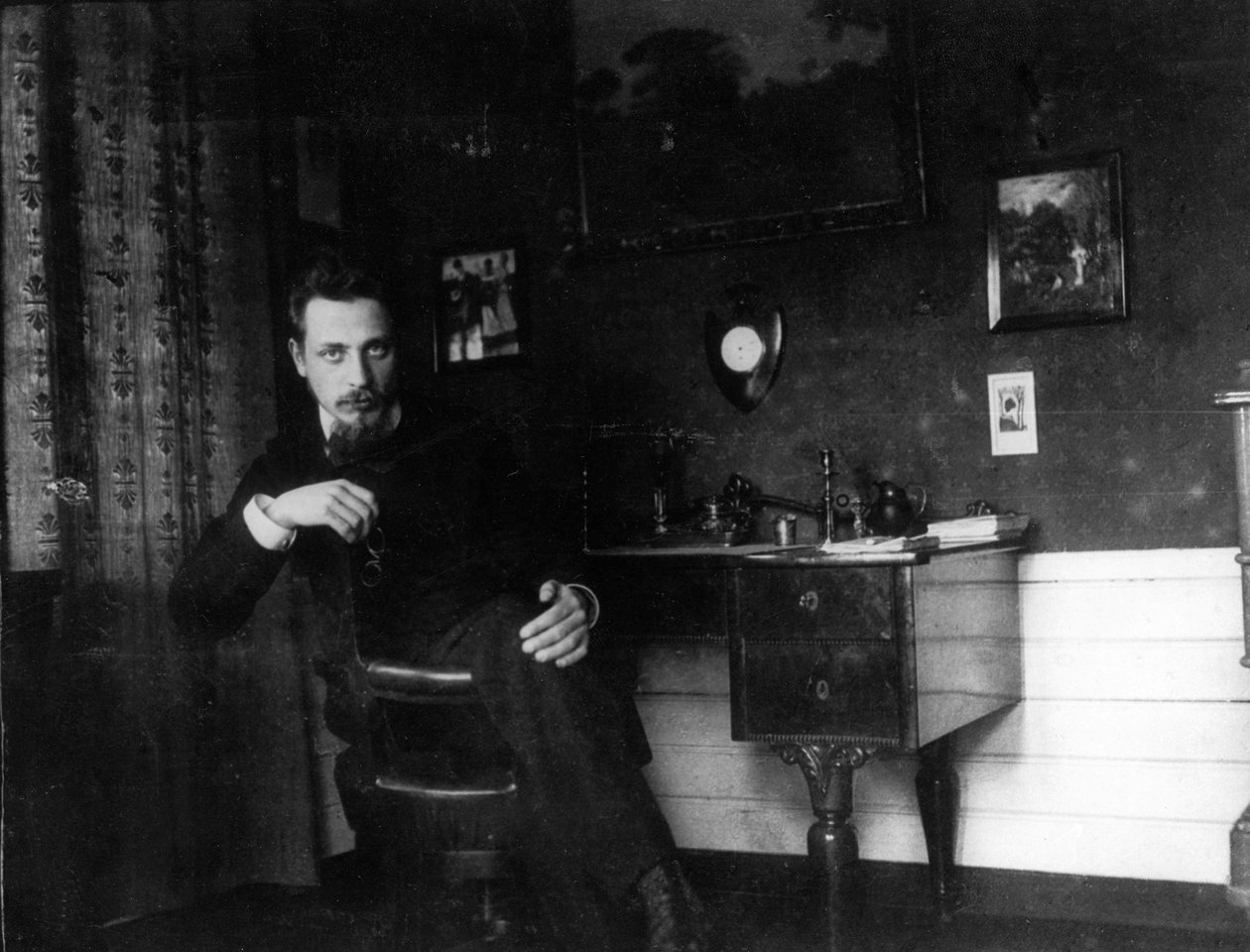 Rainer Maria Rilke nel suo studio, c. 1905 da Unbekannt
