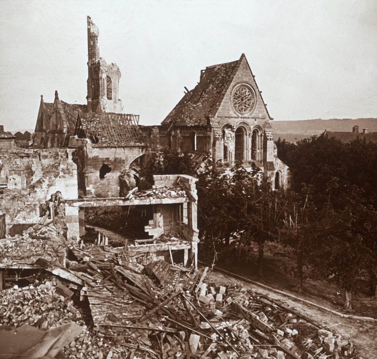 Chiesa in rovina, Vauxaillon, nord della Francia, c1914-c1918 da Unbekannt