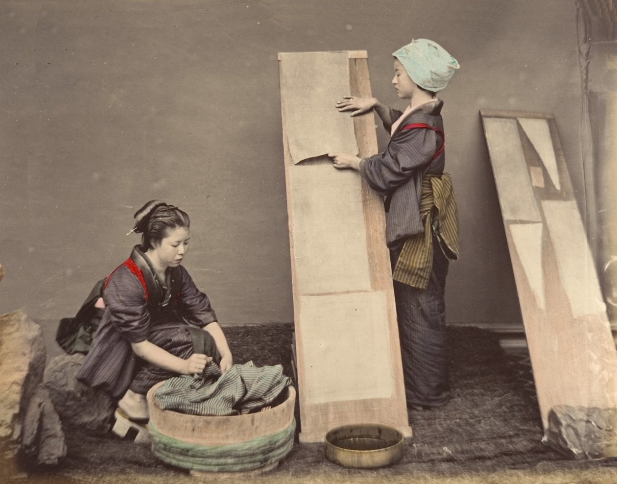 Due donne giapponesi che posano con il bucato da Unbekannt