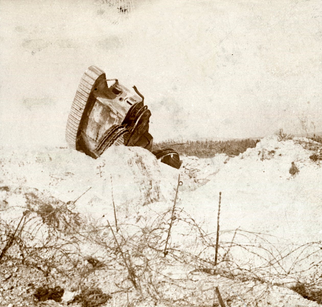 Parte inferiore di un carro armato danneggiato, c1914-c1918 da Unbekannt