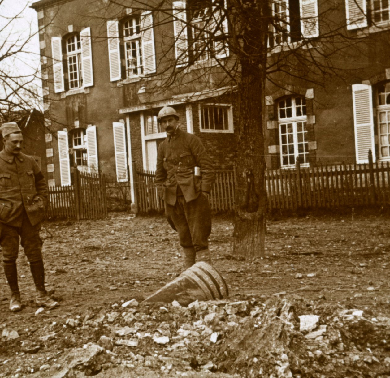 Proiettile inesploso da 380, Verdun, Francia settentrionale, c1914-c1918 da Unbekannt