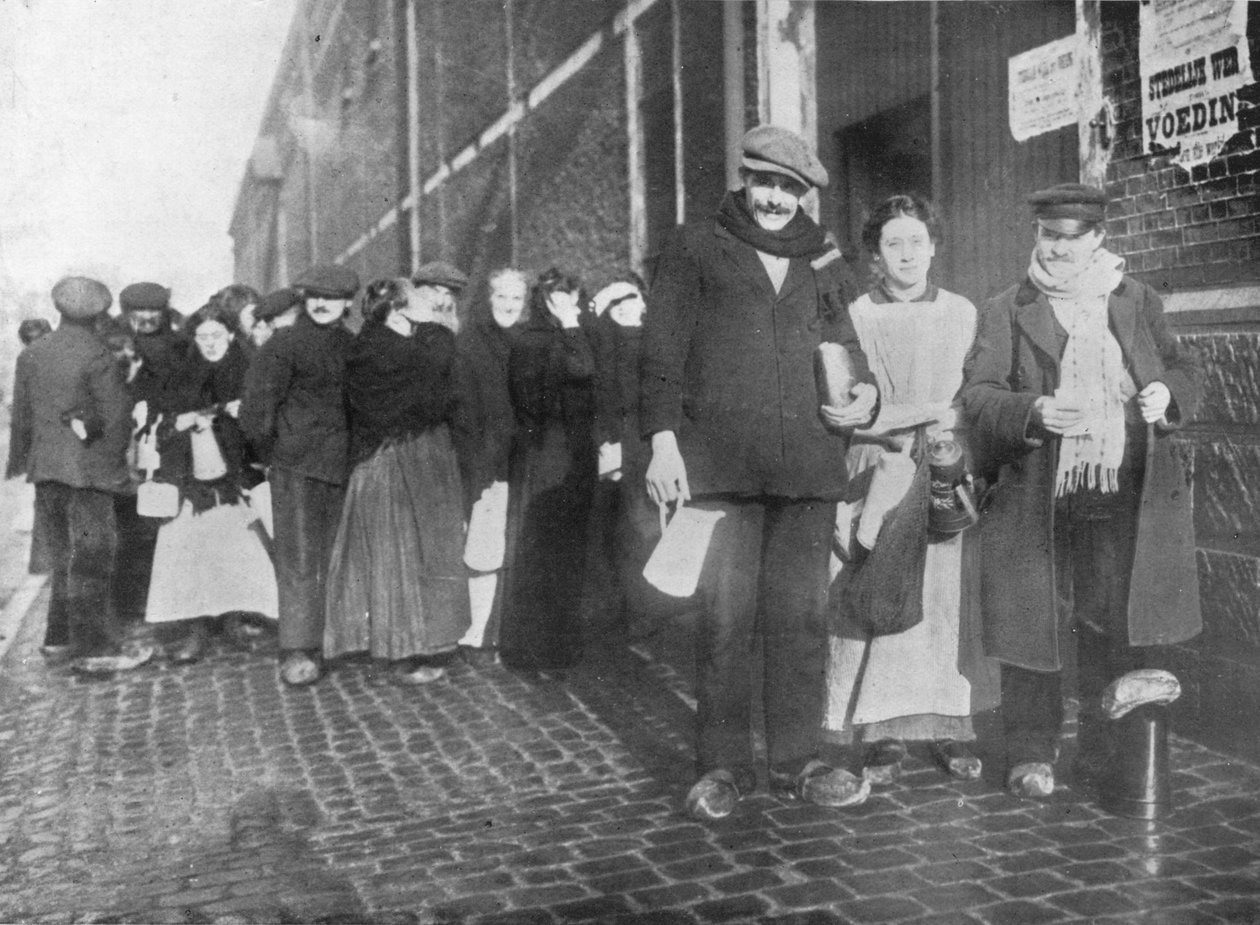 In attesa delle razioni di soccorso a Bruges, 1915 da Unbekannt