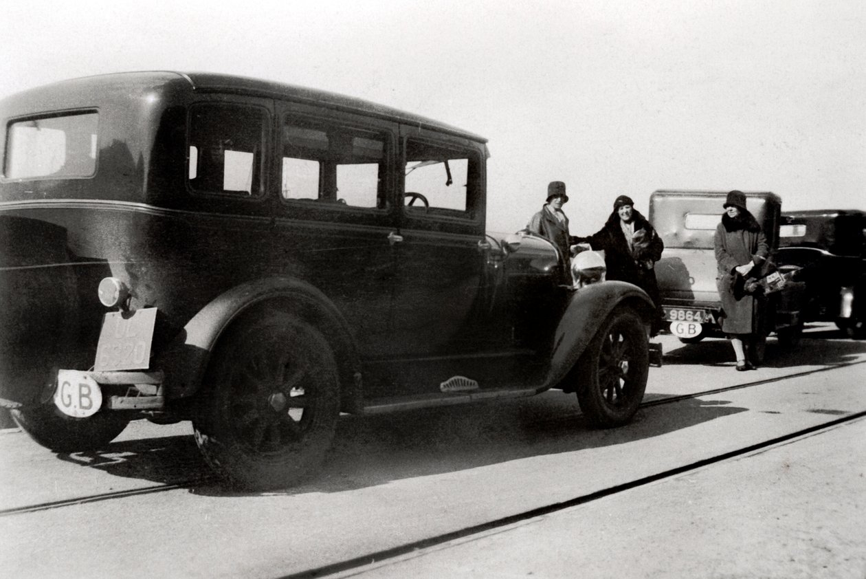 Donne e auto parcheggiate, 1930 da Unbekannt
