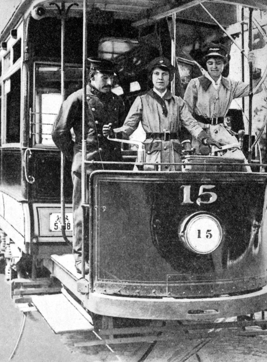 Donne che imparano a guidare un tram, 1917, 1936 da Unbekannt