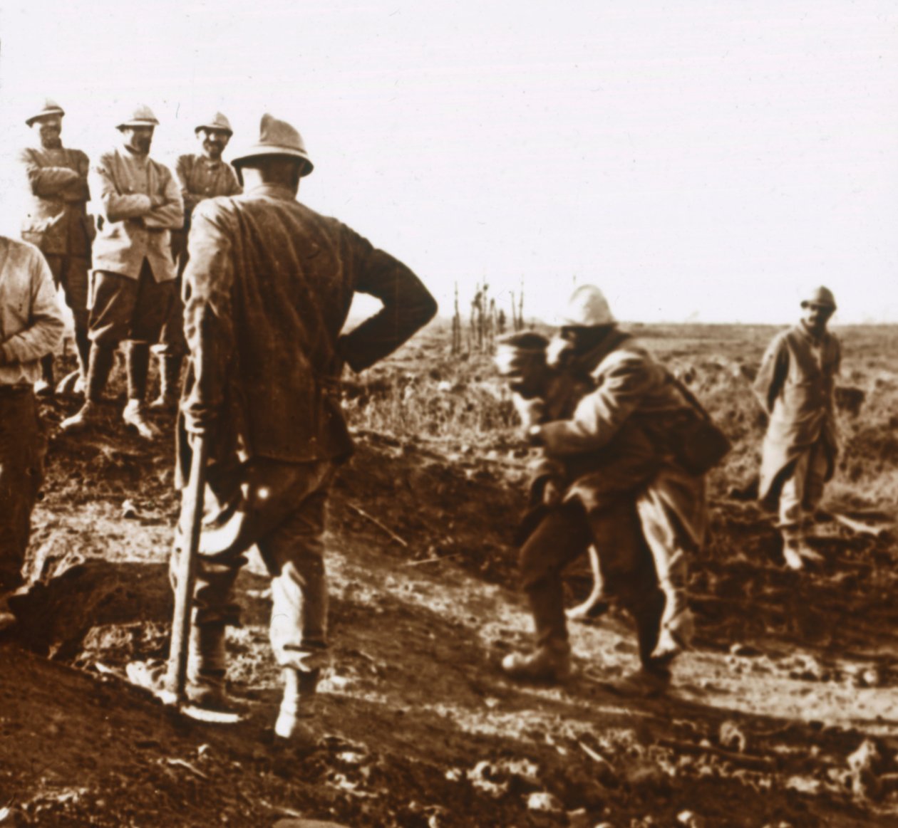 Soldato ferito, Haute Chevauchée, Francia settentrionale, c1914-c1918 da Unbekannt