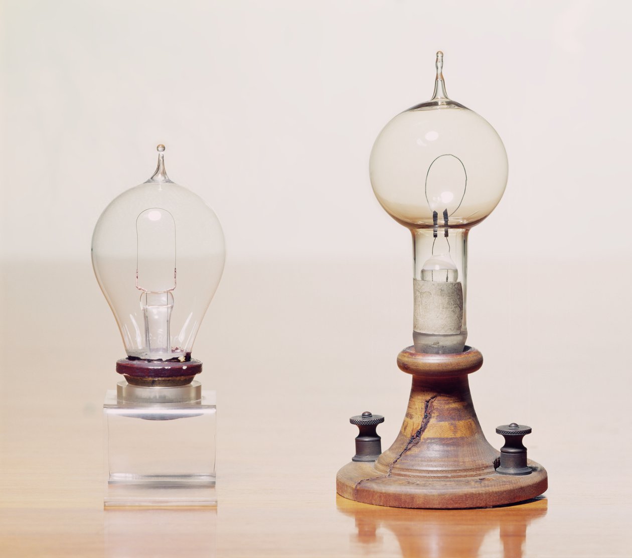 Prime lampadine: a sinistra: prima lampadina commerciale, a destra: lampada a filamento elettrico realizzata da Thomas Alva Edison da Unbekannt Unbekannt