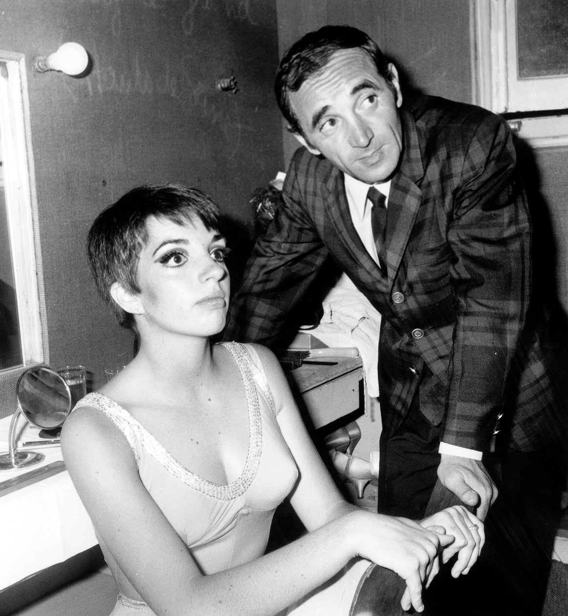 Il cantante francese Charles Aznavour congratula Liza Minnelli nel backstage all