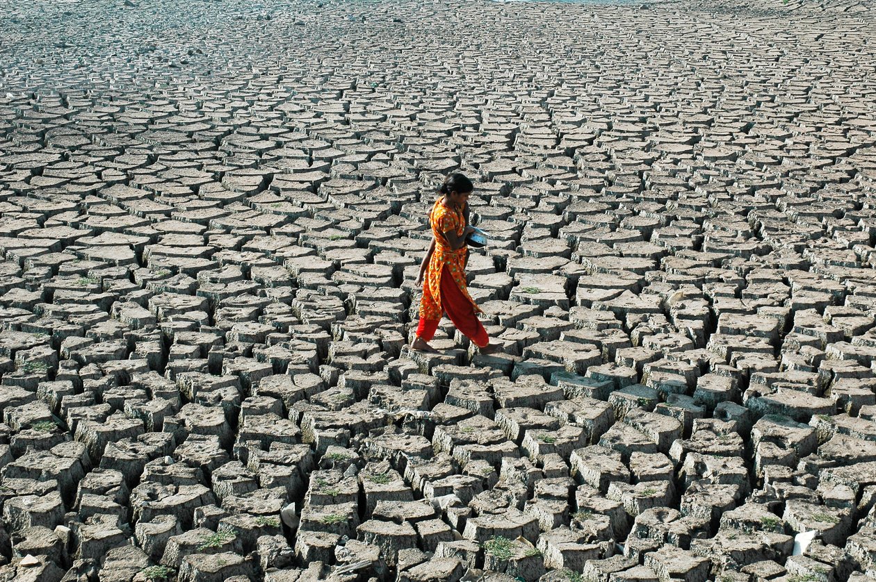 Una giovane ragazza e sua sorella del gruppo sotto la soglia di povertà, nel letto del fiume prosciugato di Buriganga, a Hazaribagh, Dhaka, Bangladesh. 4 marzo 2005. da Unbekannt Unbekannt
