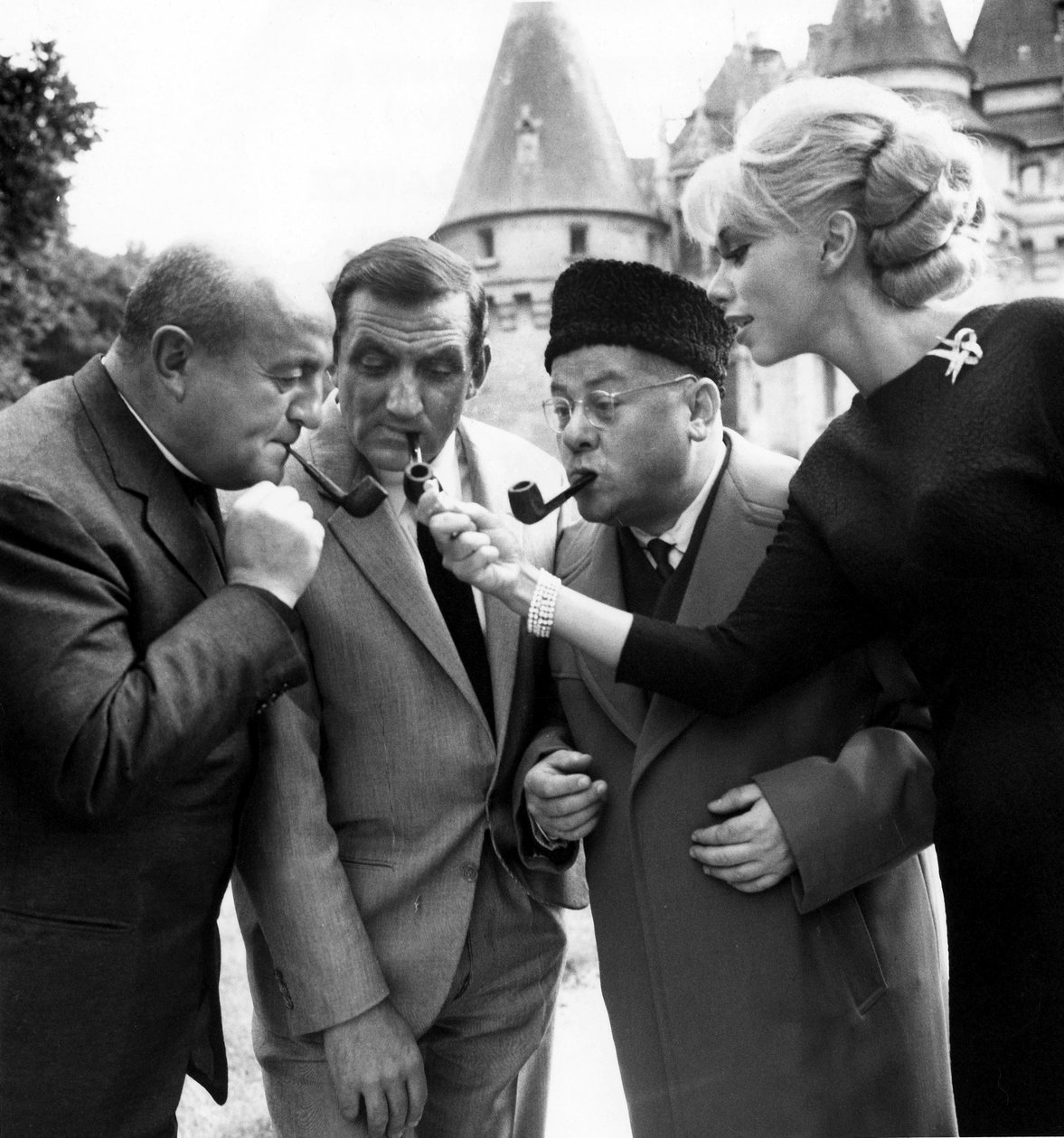 Bernard Blier, Lino Ventura, Francis Blanche e Mireille Darc sul set del film Les Barbouzes nel 1964 da Unbekannt Unbekannt