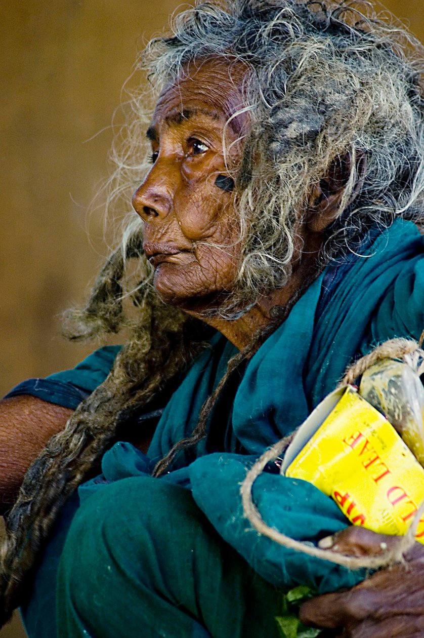 Ritratto di Laxmi Buri, una mendicante che vive al Botiaghata Bazar, Khulna. Bangladesh. 3 ottobre 2007. da Unbekannt Unbekannt