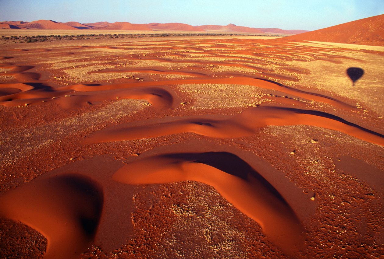 Vista su una valle di dune di sabbia da un viaggio in mongolfiera poco dopo l