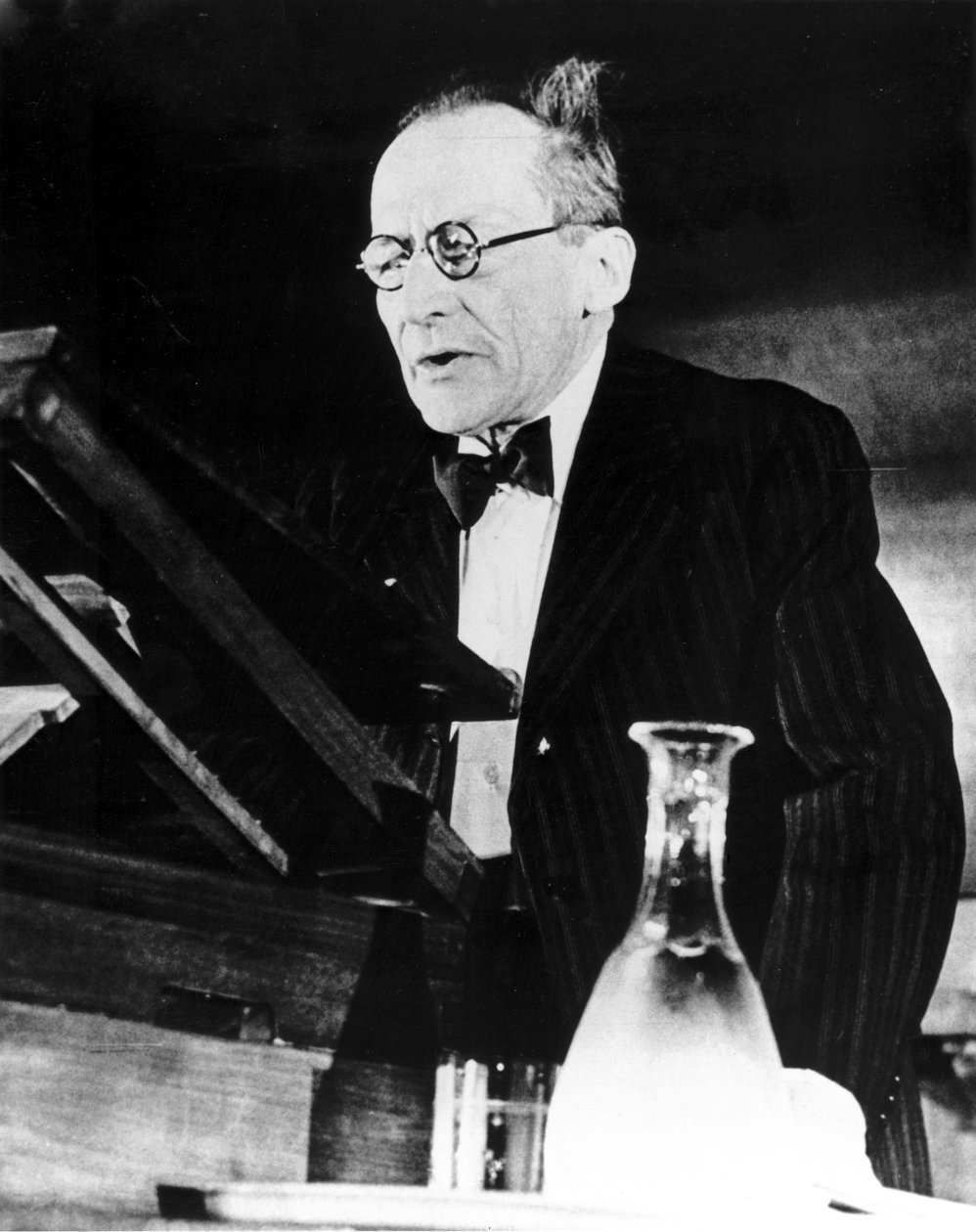 Erwin Schrödinger, fisico austriaco, durante una lezione da Unbekannt