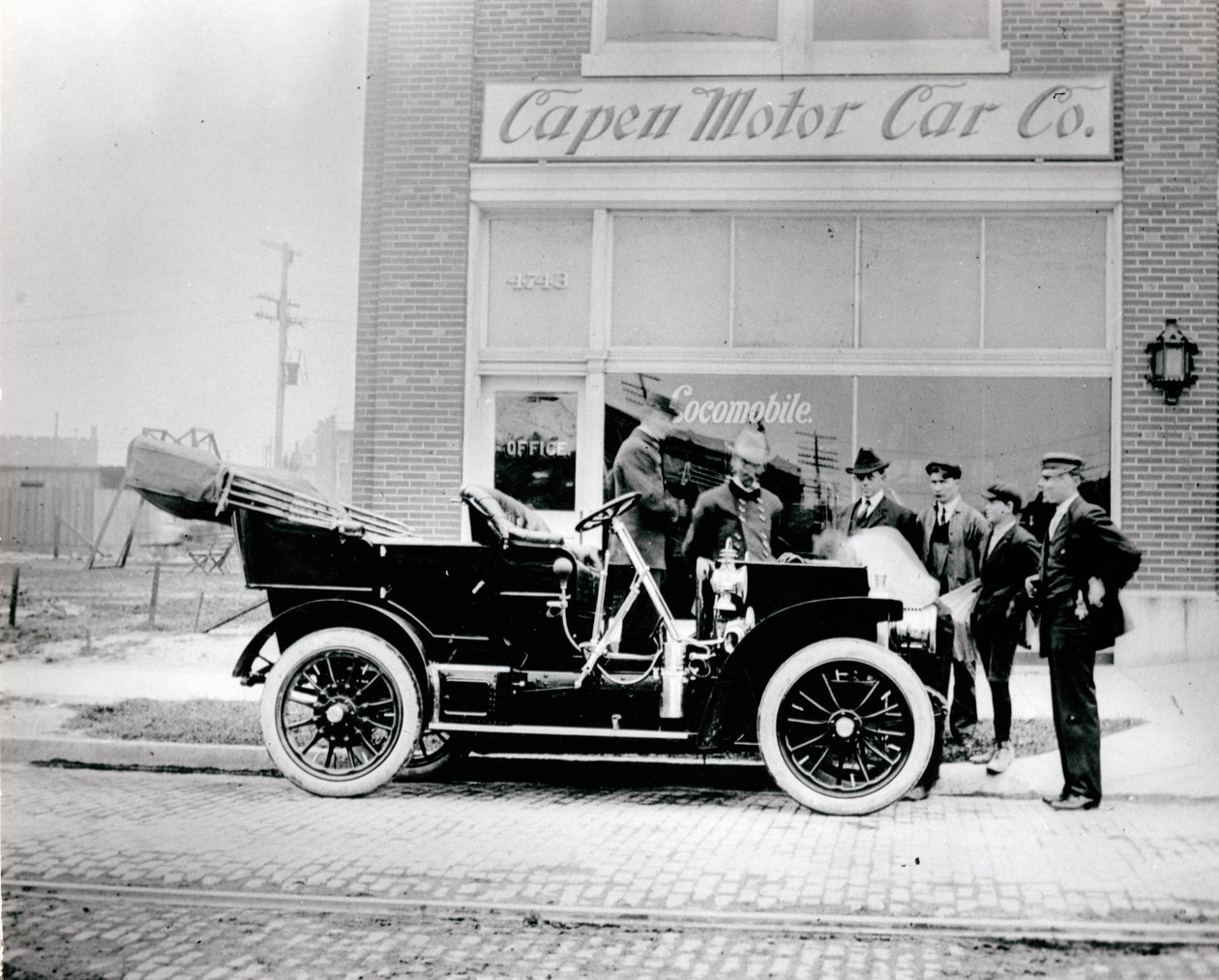 Locomobile, 1907. (Davanti alla Capen Motor Car Company. 4739-4743 McPherson Avenue) da Unknown