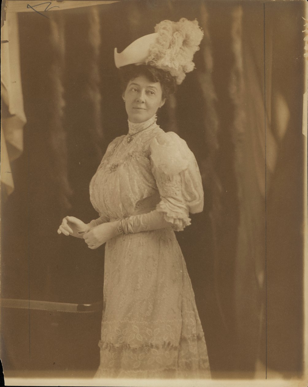 Signora Lon Stephens, nata Margaret Nelson. Indossa un vestito di pizzo con collo alto e cappello piumato da Unknown