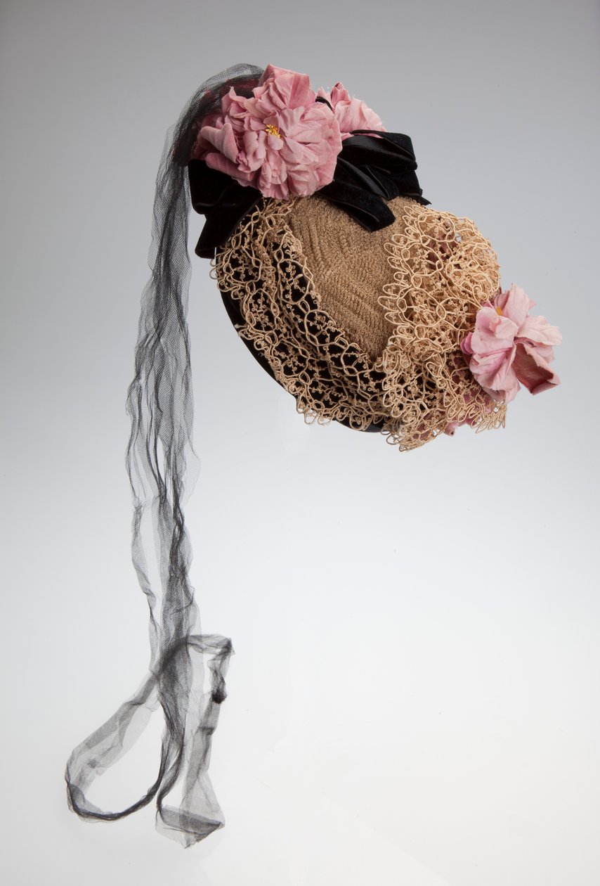 Cappellino da donna con corona di paglia e velluto nero indossato da Emilie e Ida Uhri da Unknown