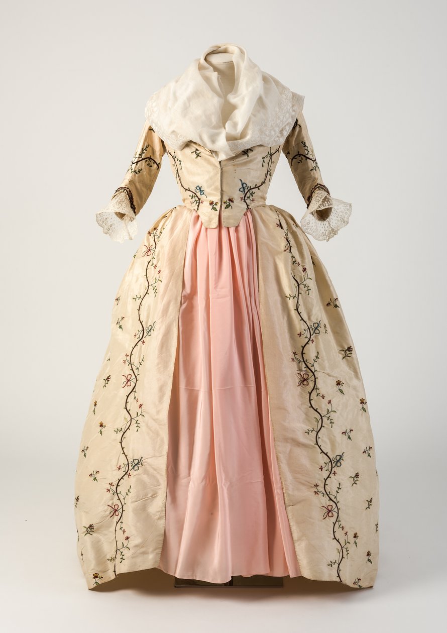 Abito chiuso ricamato a tamburo in seta crema, anni 1780 da Unbekannt Unbekannt