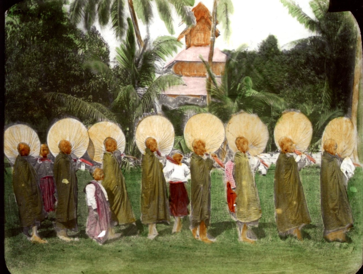 Processione di monaci con ventagli, c.1880s da Unknown