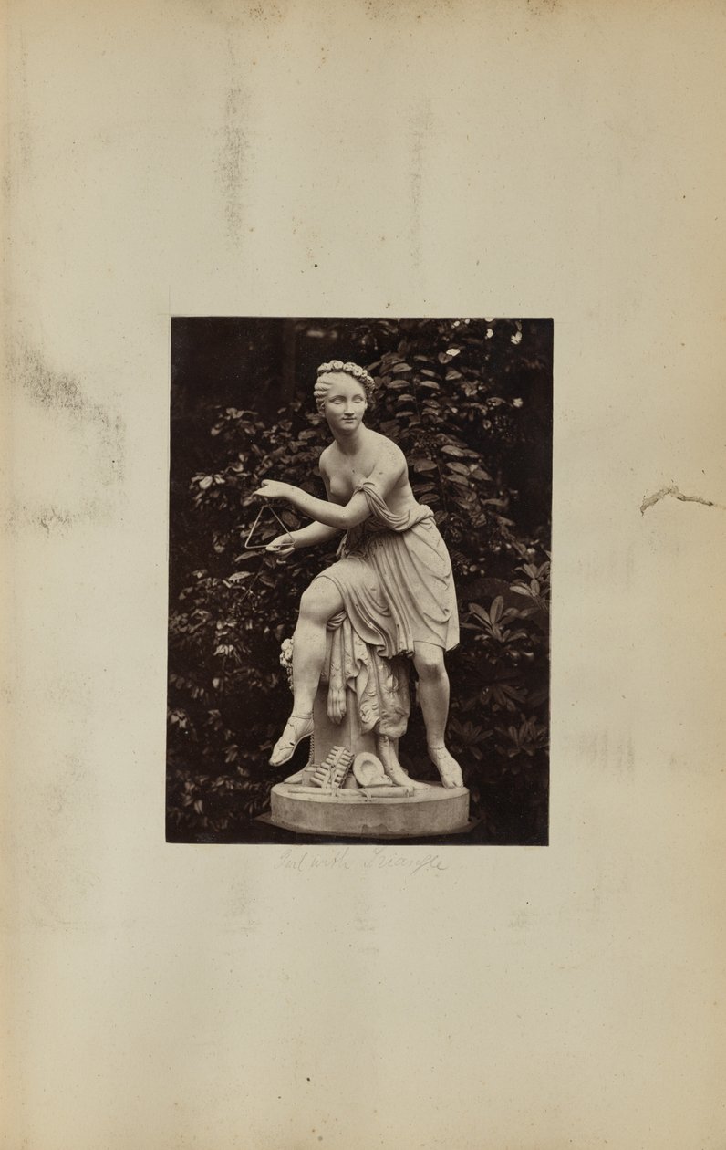 [Statua di ragazza con triangolo] da Unknown artist