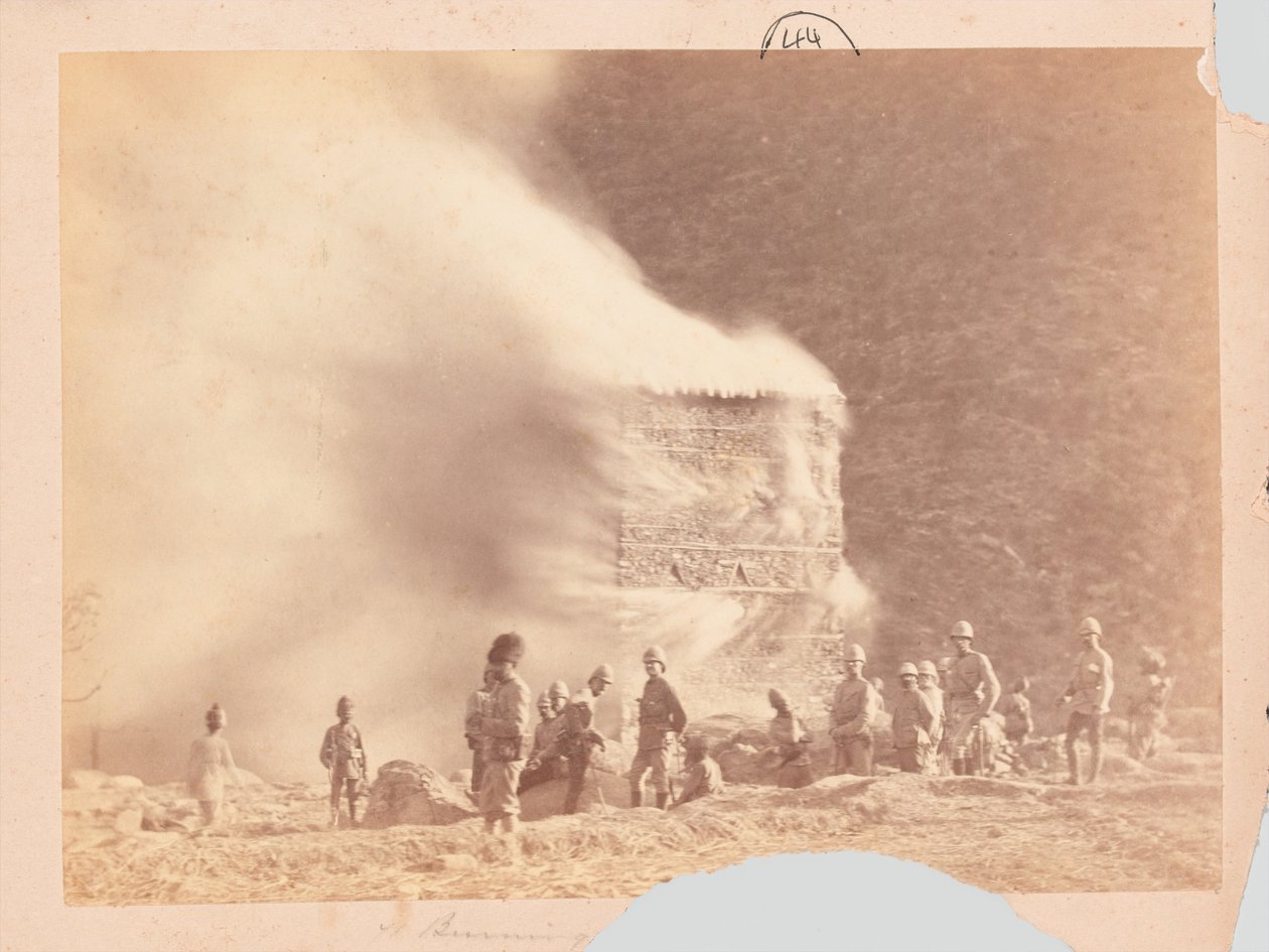 Incendio di un insediamento, spedizione della Montagna Nera da Unknown photographer
