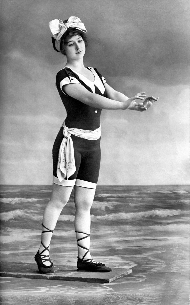 Donna in costume da bagno e scarpa da spiaggia. da Unknown photographer