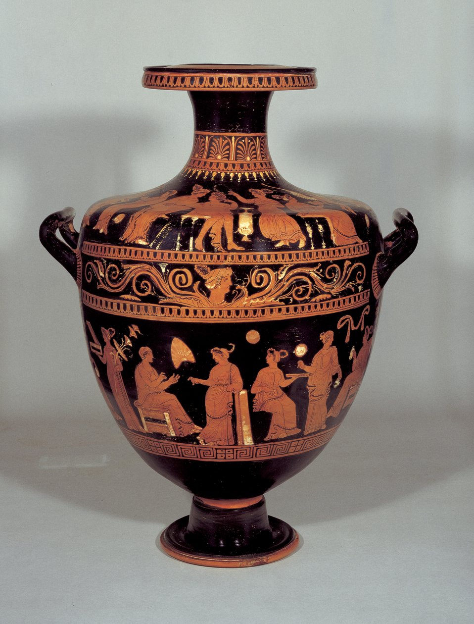 Hydria a figure rosse con scene nei quartieri delle donne (gynaikonites) da Apulia, Italia da Varese Painter attr. to Varese Painter attr. to