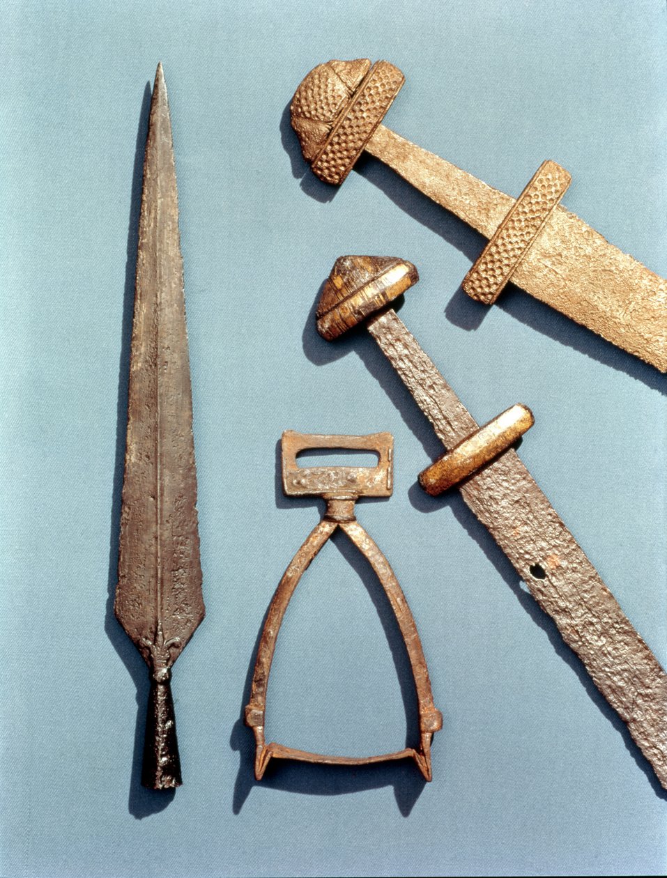 Spade vichinghe, staffa e punta di lancia (dettagli) da Viking