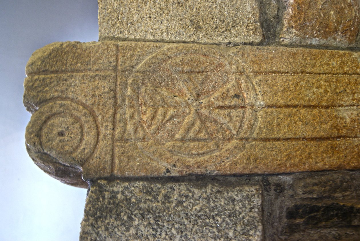 Intagli visigoti nella Cappella di São Pedro de Balsemão, Sé, Lamego, Portogallo c.599 (granito) da Visigothic