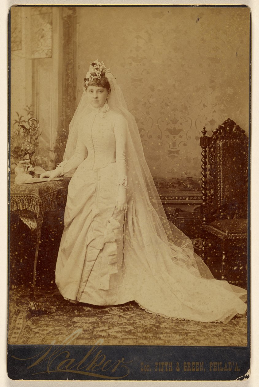 [Donna non identificata in abito da sposa, in piedi] da Walker