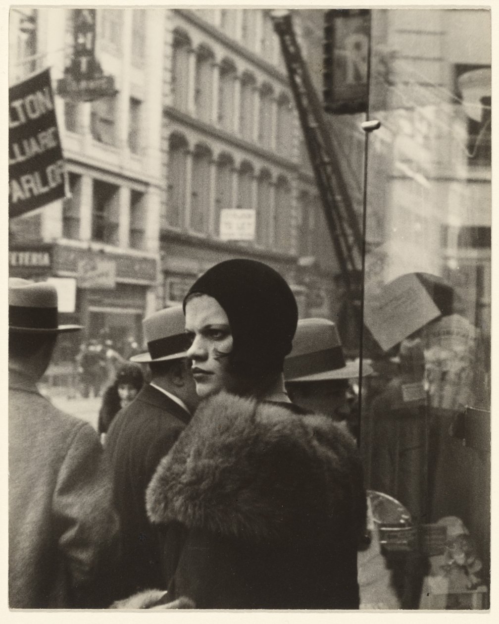 Ragazza in Fulton Street, New York da Walker Evans