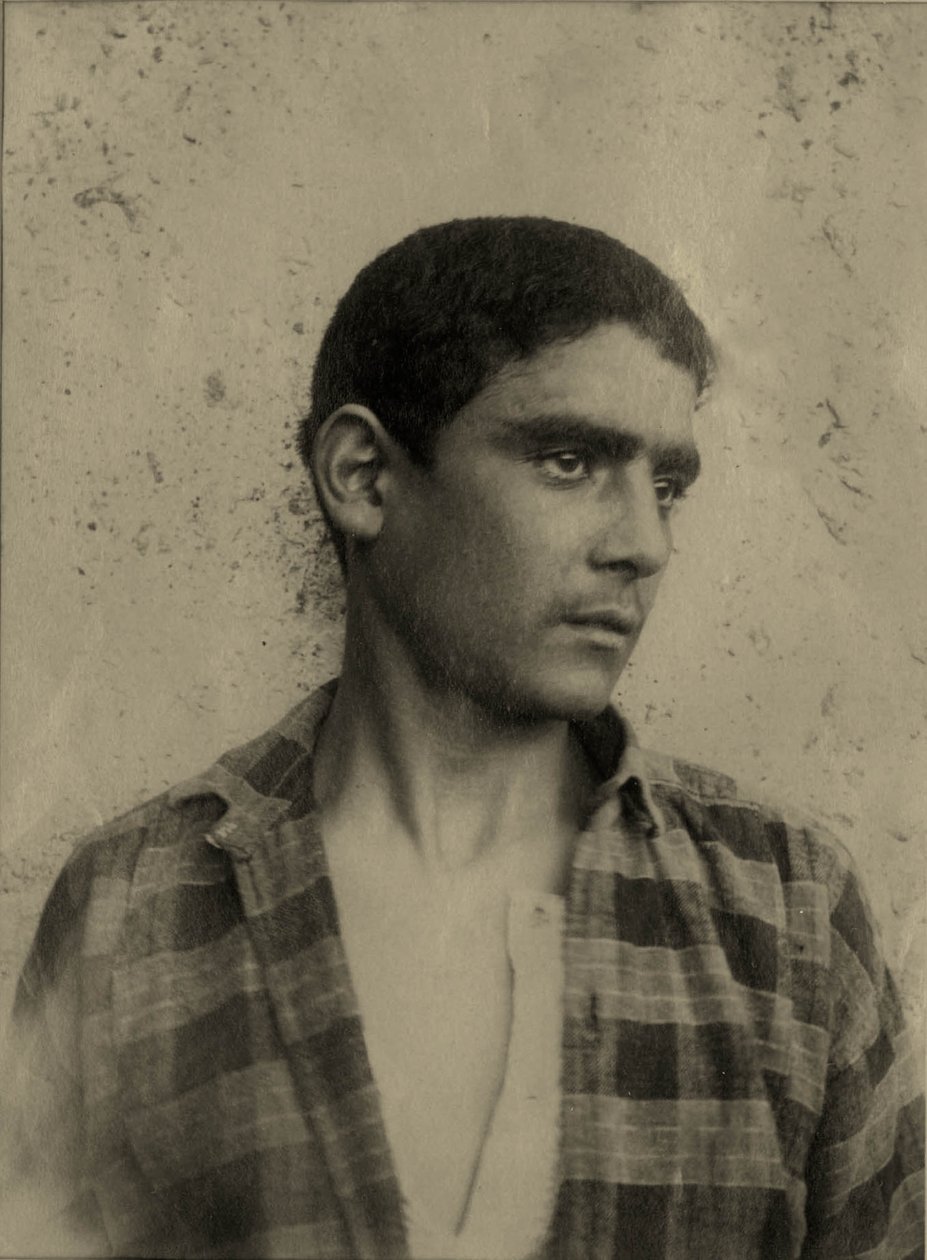 Ritratto di un giovane uomo in una camicia a quadri, Sicilia c.1896 da Baron Wilhelm von Gloeden