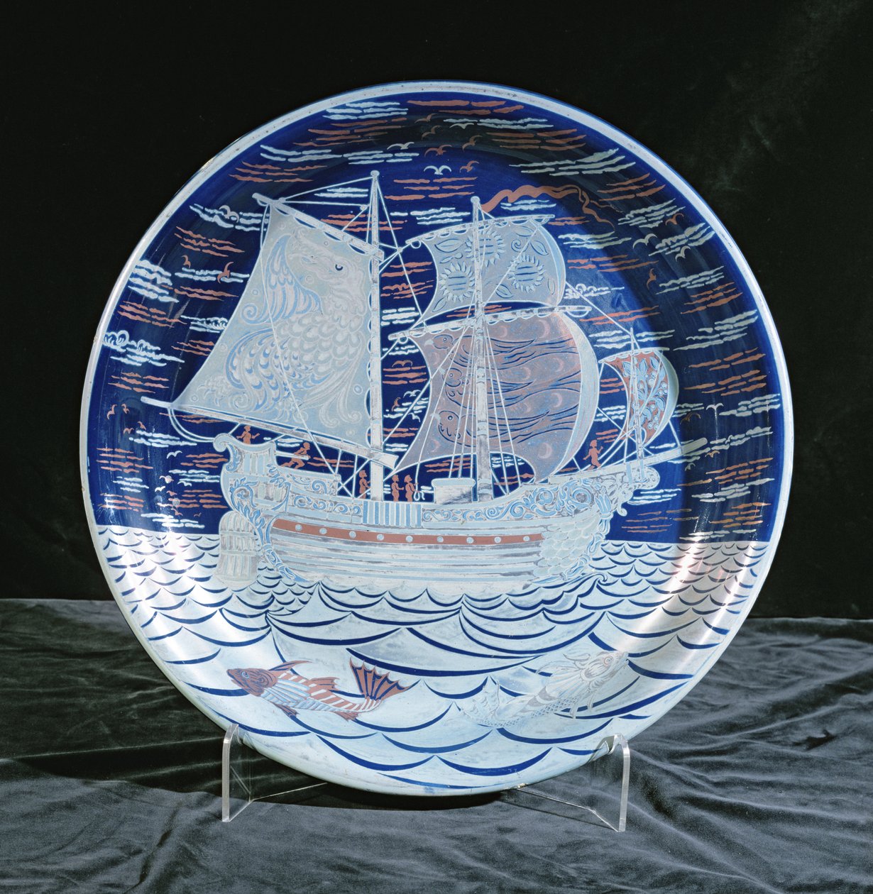 Piatto con lustro argento con un galeone che naviga su un mare di lustro argento da William de Morgan