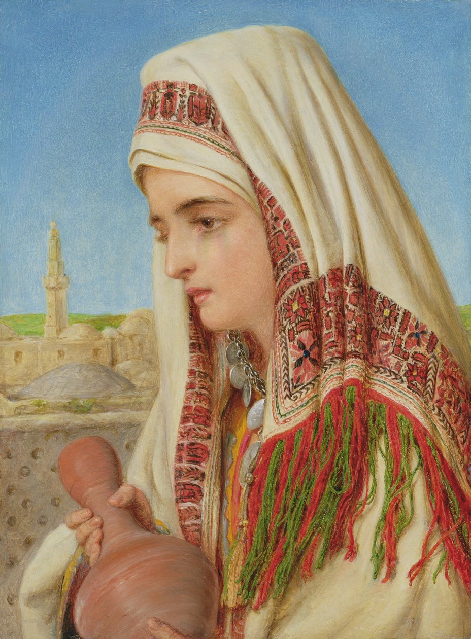 Una donna araba con un velo in testa che porta una brocca d