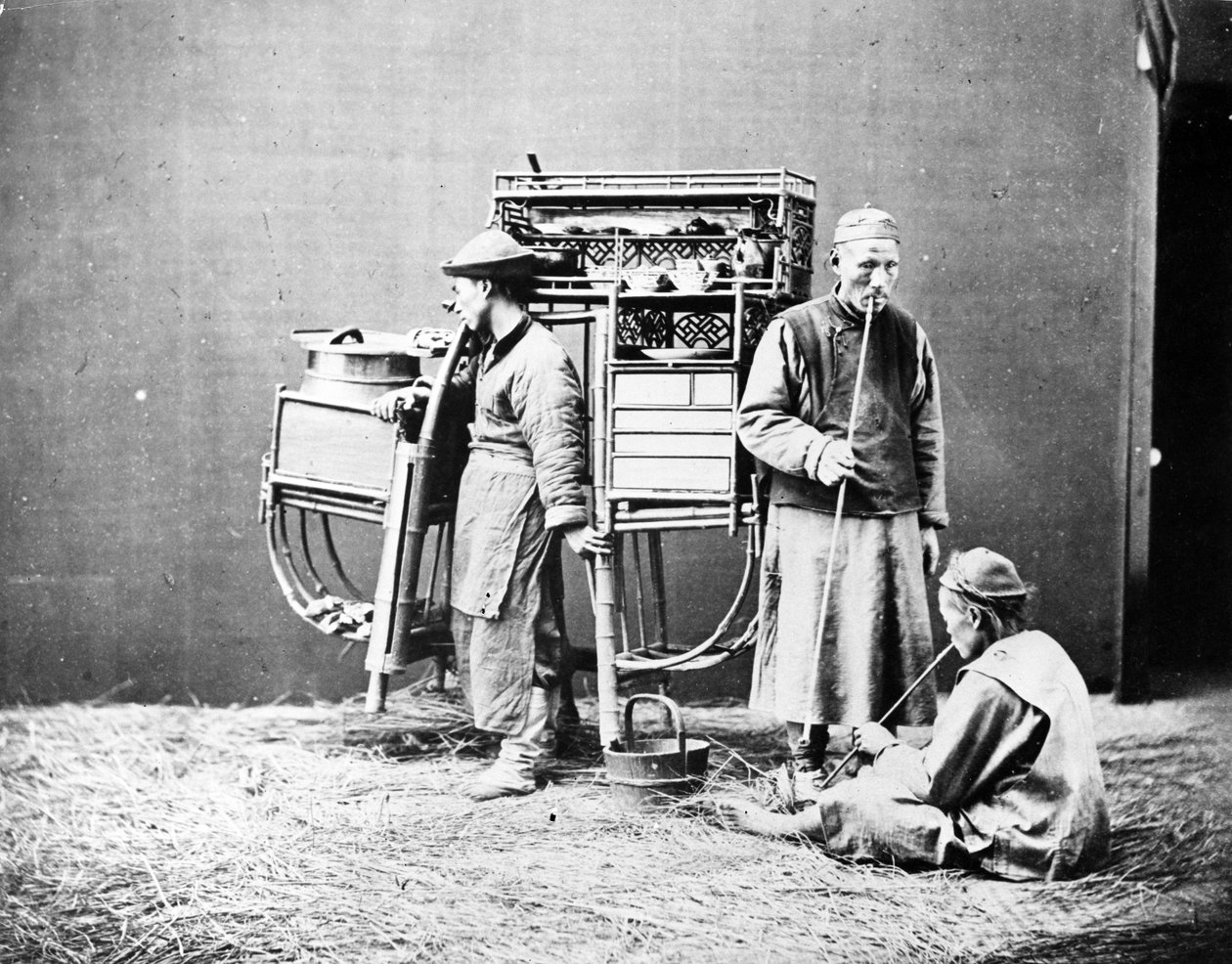 Ritratto posato di un venditore ambulante di cibo, c.1875 da William Saunders