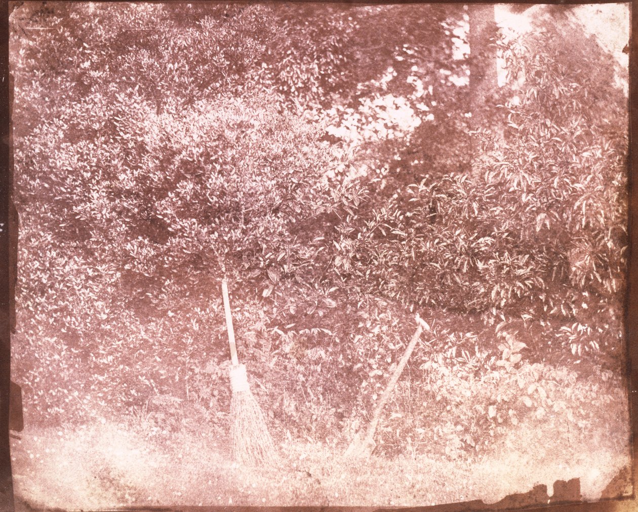 Scopa e vanga, 1842 da William Henry Fox Talbot