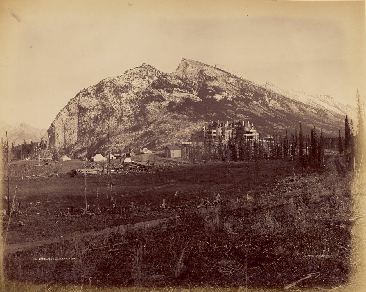 Twin Peaks e C.P.R. Hotel, Banff da William McFarlane Notman