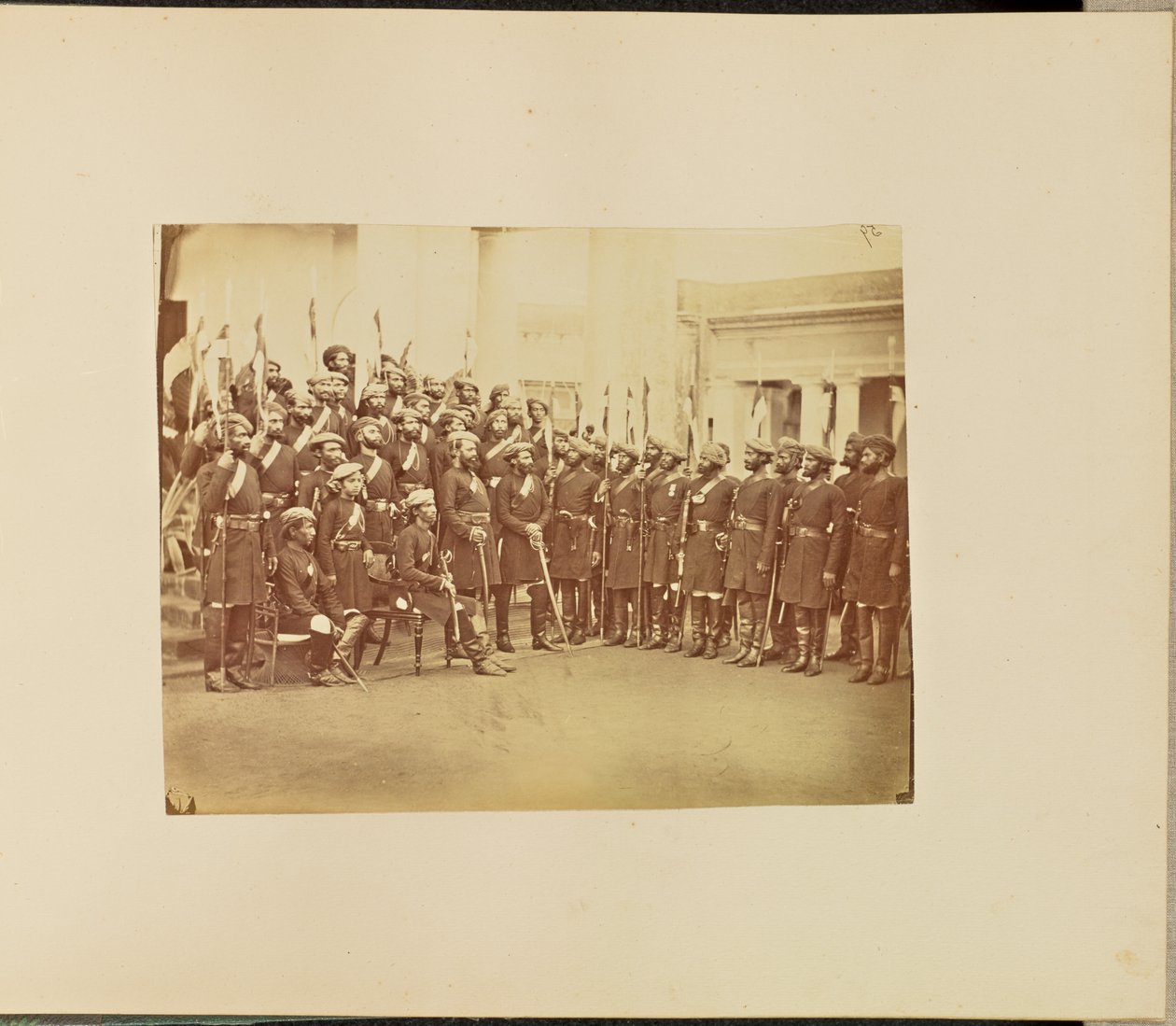 [Ritratto di gruppo di militari]. da Willoughby Wallace Hooper