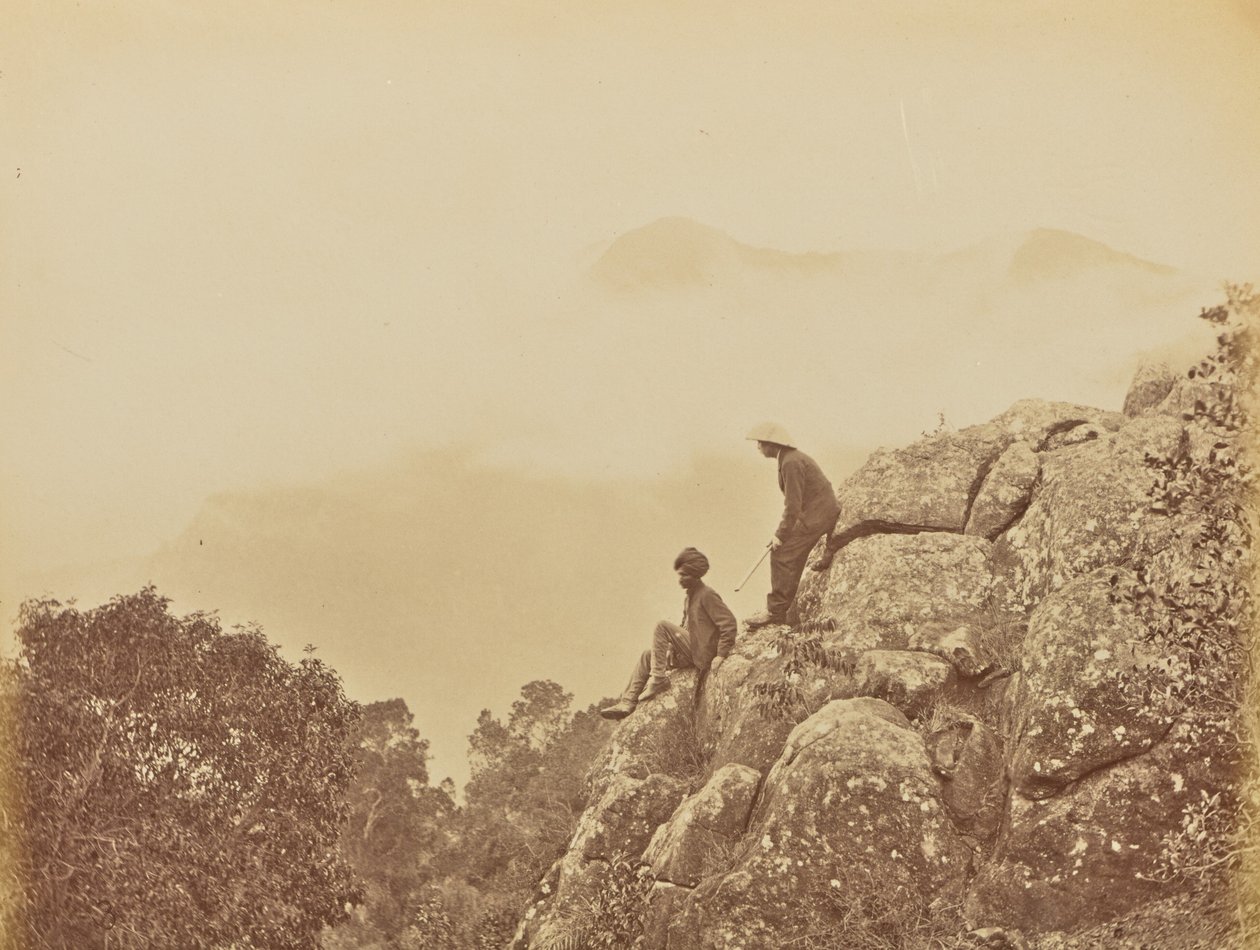 [Uomini in piedi su formazioni rocciose] da Willoughby Wallace Hooper