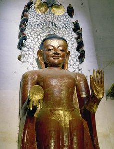 Statua di un Buddha in piedi