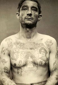 Ritratto di un uomo tatuato