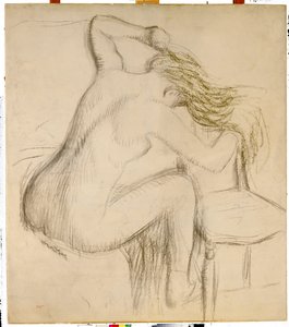 Donna nuda seduta che si pettina i capelli