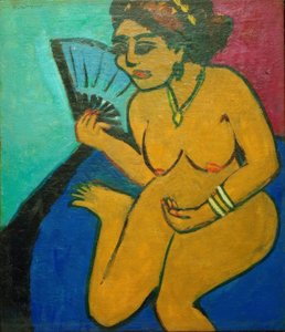 Nudo seduto con ventaglio
