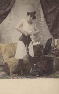 Ragazza che si slaccia il corsetto