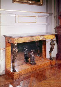Consolle con chimera in stile egiziano