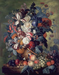 Un vaso di fiori con frutta