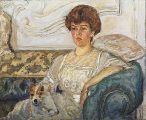 Donna su un divano blu