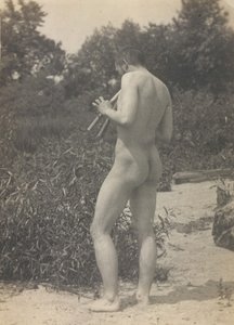 Thomas Eakins, nudo, suonando il flauto