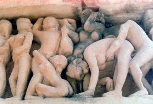 Scultura erotica, Khajuraho, India. c950-1050. 20° secolo