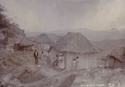 Villaggio barbadiano su un pendio, 1880 da English Photographer